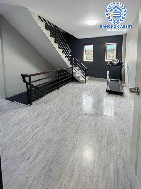 *****อาคารพาณิชย์มือสอง สวนธนวิลล่า ประชาอุทิศ หลังมุม! เนื้อที่กว้าง 16 ตร.ว. ฟังก์ชัน 4 ห้องนอน 3 ห้องน้ำ 1 ที่จอดรถ ภายในตกแต่งสวย ดูทัยสมัย พื้นที่ใช้สอยเยอะ มาพร้อมราคาสุดคุ้ม! ตั้งอยู่บนทำเลเดินทางสะดวกสบาย เชื่อมต่อถนนประชาอุทิศ ถนนราษฎร์บูรณะ ถนนเจริญกรุง ถนนพระราม3 จองด่วน!